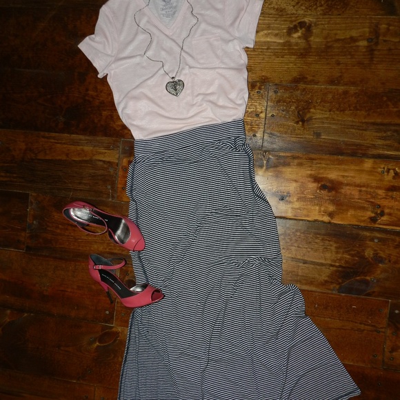 Old Navy Dresses & Skirts - Black&White Maxi Skirt w/ Side Splits